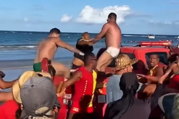 Confusão terminou com turistas agredidos por barraqueiros por Reprodução