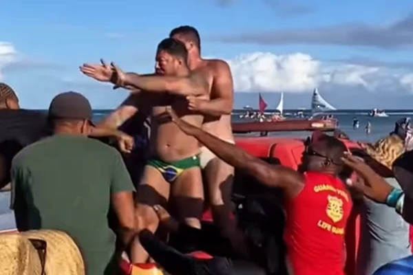 Confusão terminou com turistas agredidos por barraqueiros por Reprodução