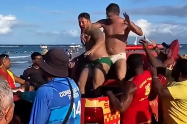 Confusão terminou com turistas agredidos por barraqueiros por Reprodução