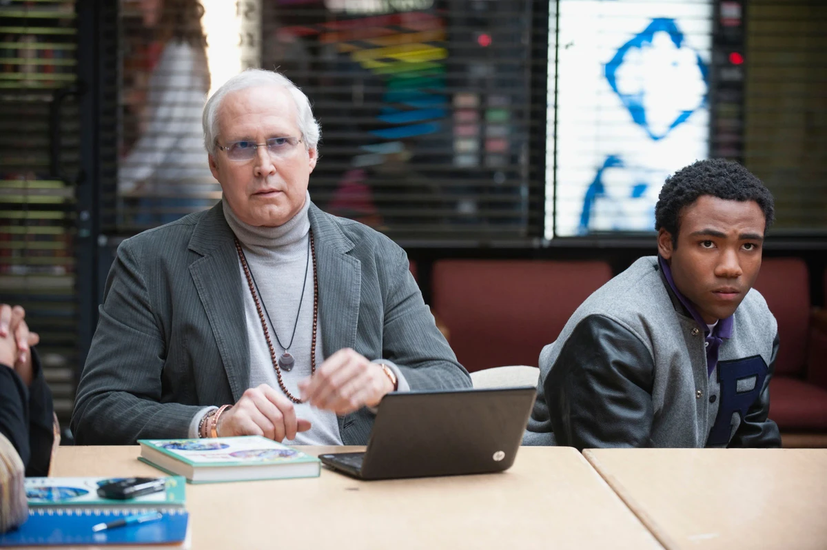 Donald Glover (à direita) alegou que Chase o insultou com um termo racista no seriado "Community" por Reprodução