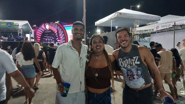 Edi Tavares, Verônica Benedito e Josias Dias vieram de São Paulo para assistir o show de Léo Santana por Alan Pinheiro/CORREIO
