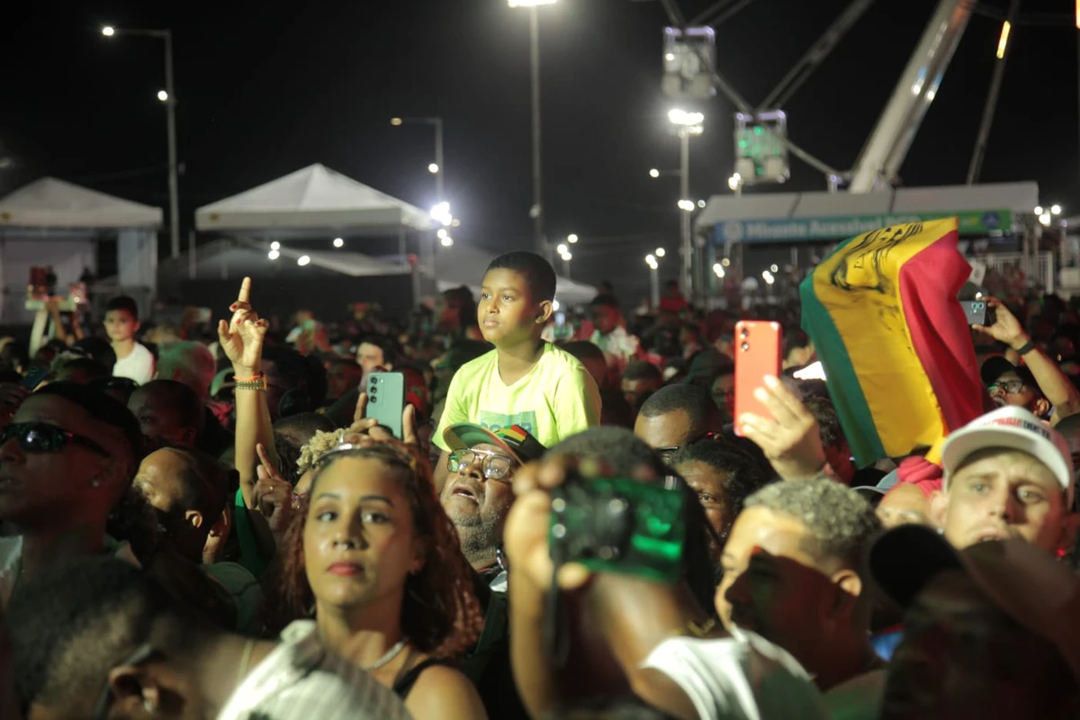 Fãs de Edson Gomes no segundo dia do Festival Virada Salvador por Sora Maia/CORREIO