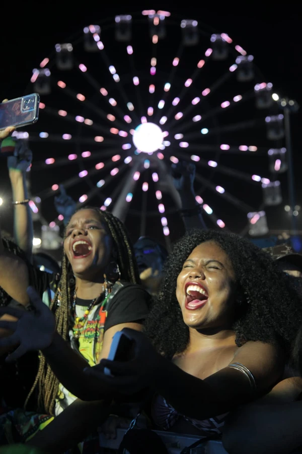 Fãs de Edson Gomes no segundo dia do Festival Virada Salvador por Sora Maia/CORREIO