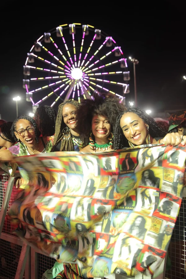 Fãs de Edson Gomes no segundo dia do Festival Virada Salvador por Sora Maia/CORREIO