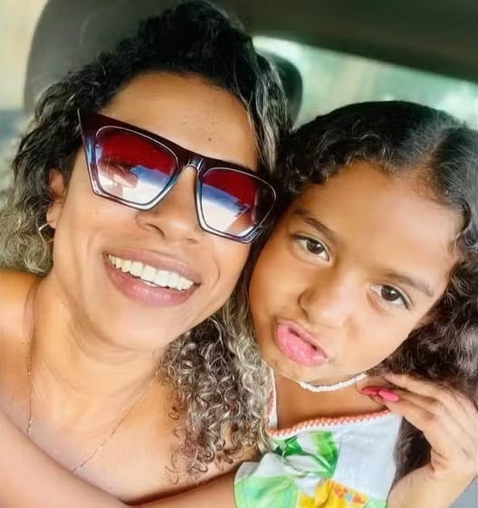 Flávia e a filha, Maria Alice morreram no acidente por Reprodução/Redes Sociais