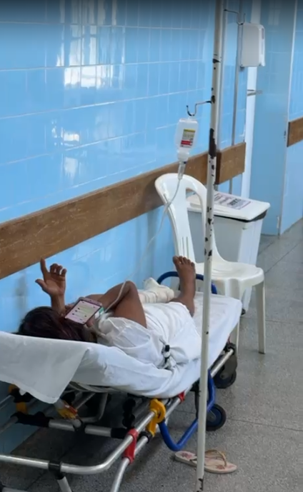 Pacientes são deixados em corredor do Hospital Regional de Guanambi por Reprodução