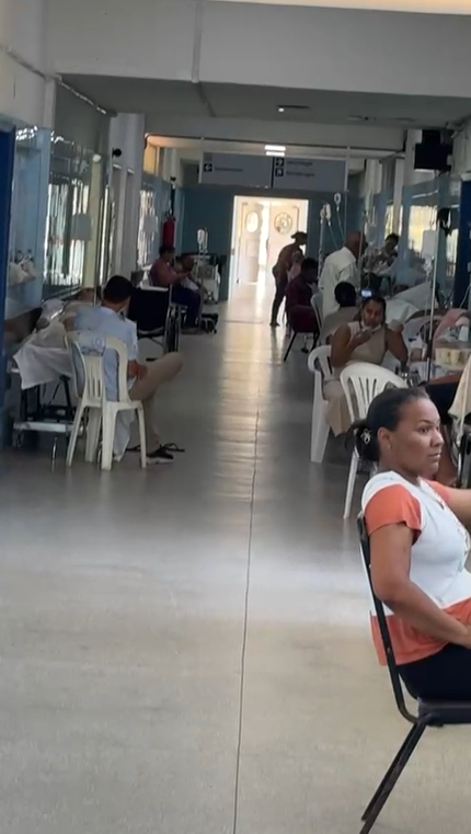 Pacientes são deixados em corredor do Hospital Regional de Guanambi por Reprodução