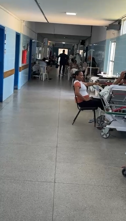 Pacientes são deixados em corredor do Hospital Regional de Guanambi por Reprodução