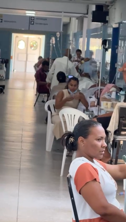 Pacientes são deixados em corredor do Hospital Regional de Guanambi por Reprodução