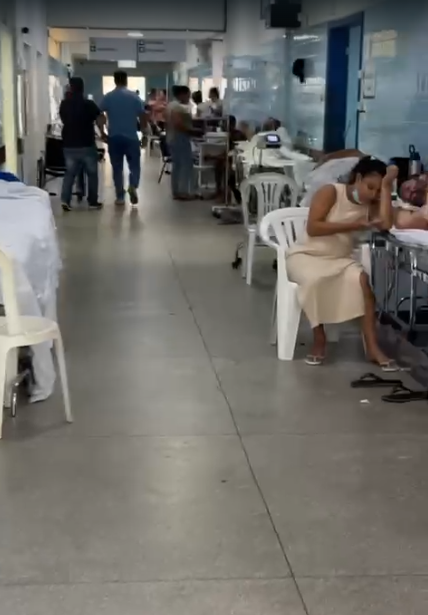 Pacientes são deixados em corredor do Hospital Regional de Guanambi por Reprodução