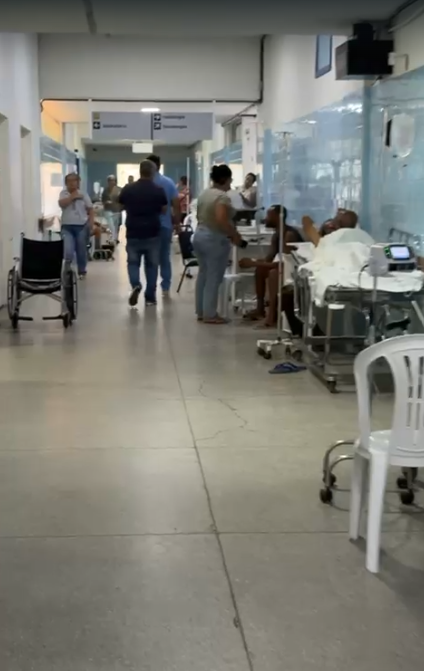 Pacientes são deixados em corredor do Hospital Regional de Guanambi por Reprodução