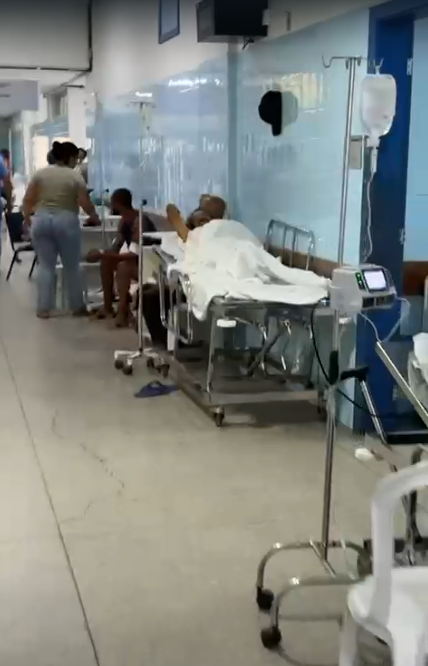 Pacientes são deixados em corredor do Hospital Regional de Guanambi por Reprodução
