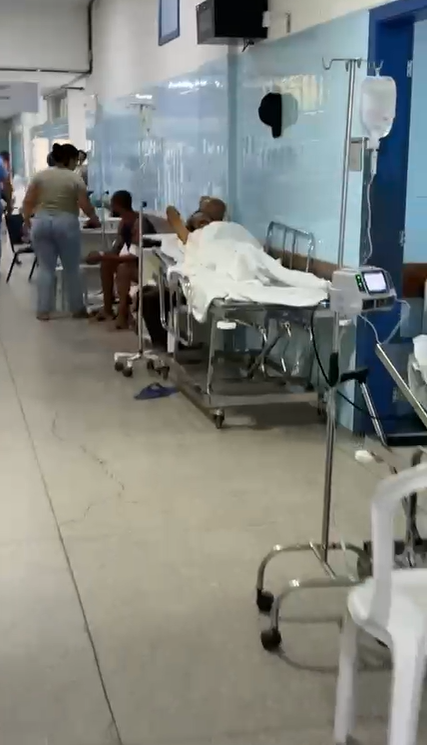Pacientes são deixados em corredor do Hospital Regional de Guanambi por Reprodução