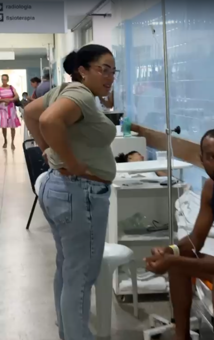 Pacientes são deixados em corredor do Hospital Regional de Guanambi por Reprodução