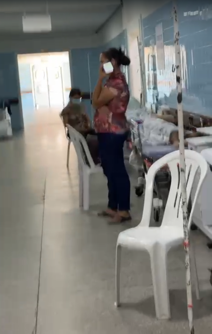 Pacientes são deixados em corredor do Hospital Regional de Guanambi por Reprodução