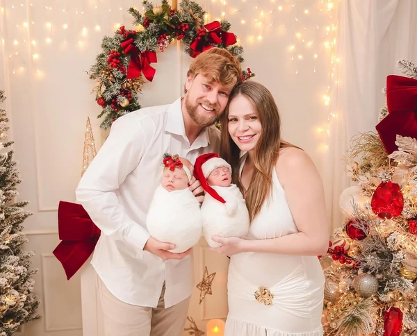 Paulinha Leite com o marido, Dakota Ballard, e os filhos gêmeos, Ethan e Luz por Reprodução/Instagram