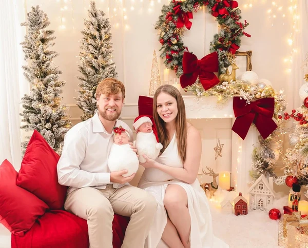 Paulinha Leite com o marido, Dakota Ballard, e os filhos gêmeos, Ethan e Luz por Reprodução/Instagram