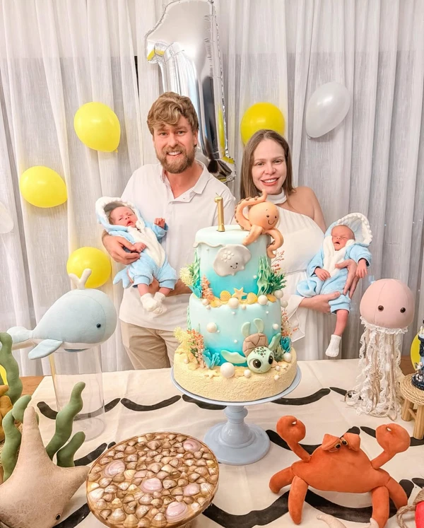 Paulinha Leite com o marido, Dakota Ballard, e os filhos gêmeos, Ethan e Luz por Reprodução/Instagram