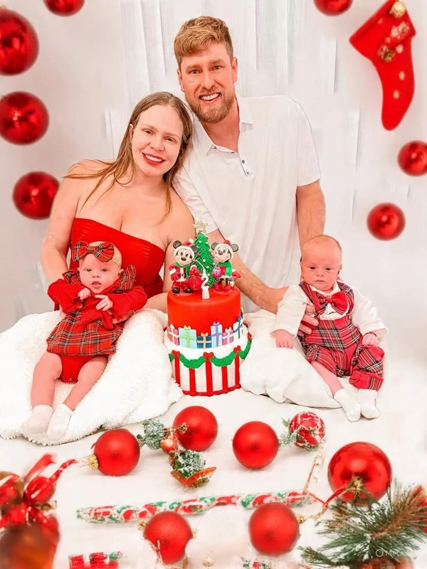 Paulinha Leite com o marido, Dakota Ballard, e os filhos gêmeos, Ethan e Luz por Reprodução/Instagram