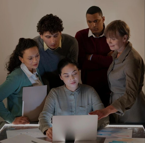 Pessoas de diferentes gerações trabalhando por Freepik