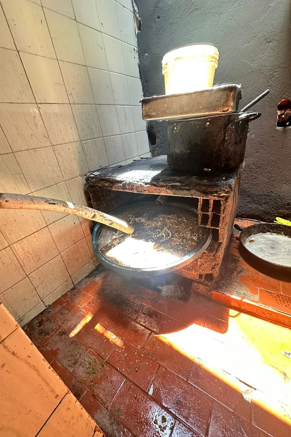 Restaurante foi fechado em Feira de Santana por Divulgação/ SMS