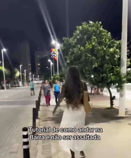 Os passos também precisam ser fortes e com batidinhas no chão por Reprodução