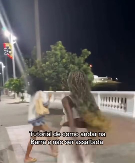 Braços balançando para frente e para trás e passos com batidinhas por Reprodução