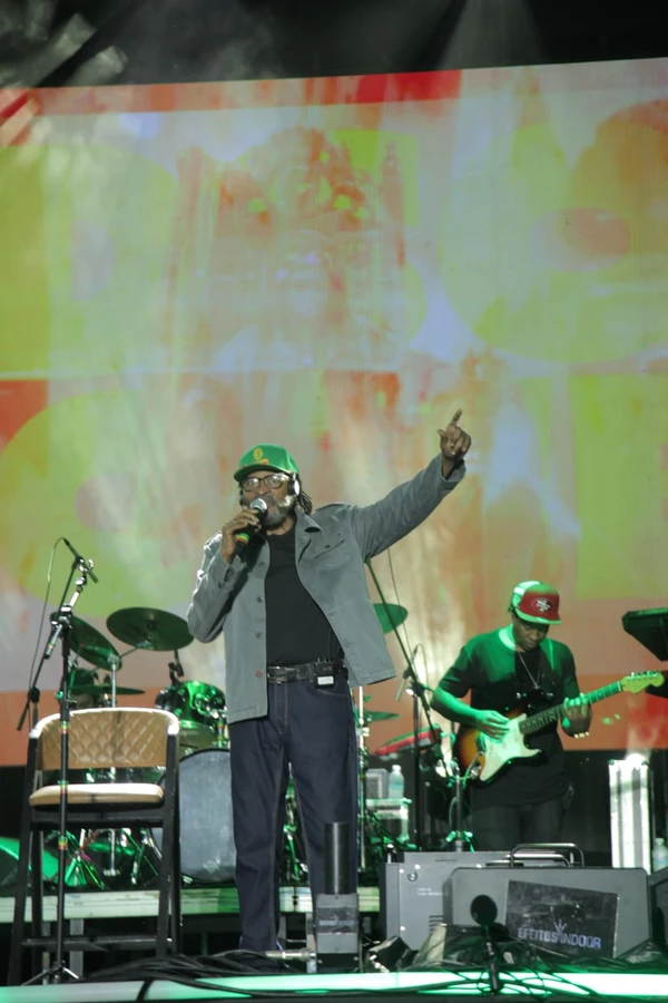 O artista nasceu em Cachoeira e fez sua primeira apresentação em 1972 por Sora Maia