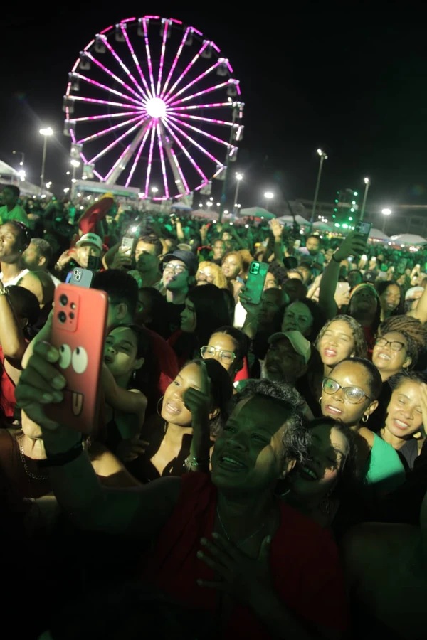 O público se emocionou com clássicos como "Camelô" por Sora Maia