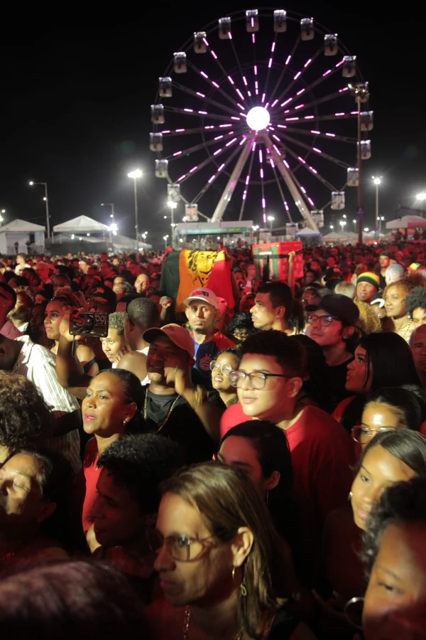 Fãs chegaram cedo para o show do artista que tem 50 anos de trajetória por Sora Maia
