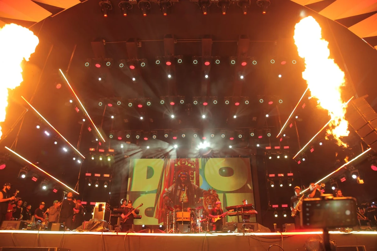 Pirotecnia no palco da Virada por Sora Maia