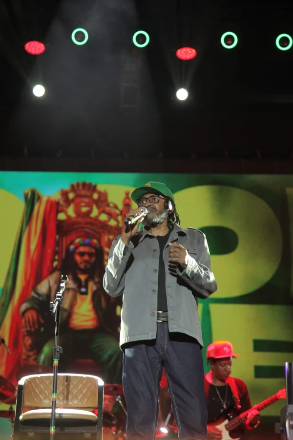 O cantor foi o primeiro a subir ao palco nesse domingo (28) por Sora Maia