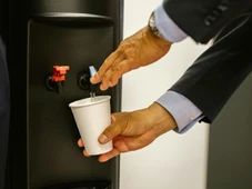 Imagem - Se assustou? Entenda por que os galões d’água mineral fazem ‘glup’ de madrugada