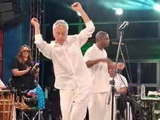 Imagem - Caetano Veloso encanta ao dançar em roda de samba comandada por Pretinho da Serrinha