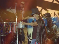 Imagem - Vampiro, pintor e Pierrot: Durval Lelys transforma show em espetáculo na Virada Salvador