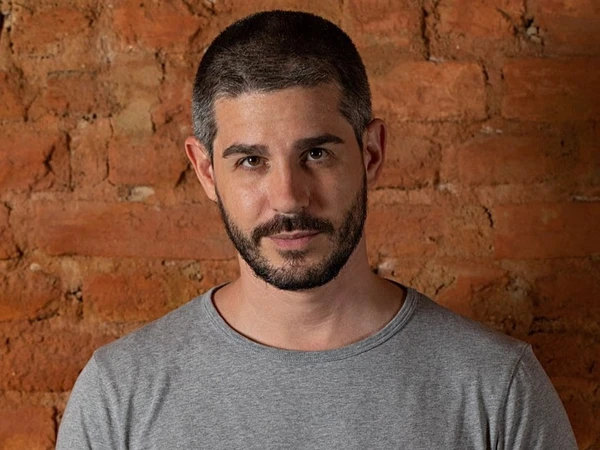 Pedro Neschling - Ator discreto e de perfil observador, apontado como possível jogador silencioso dentro da casa. por Reprodução