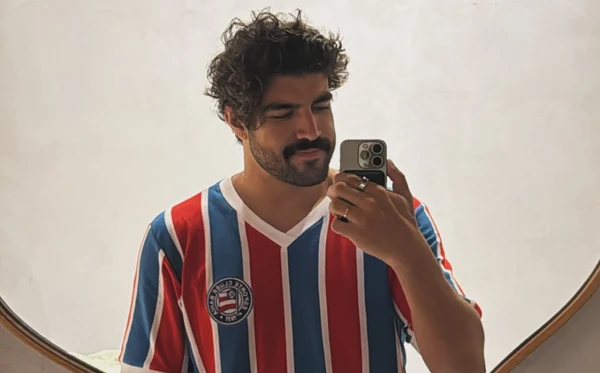 Caio Castro com a camisa do Bahia em Morro de São Paulo