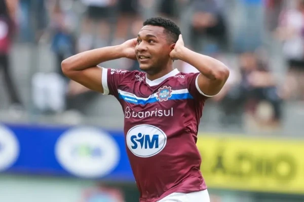 Eron com a camisa do Caxias  por Vitor Soccol/Caxias