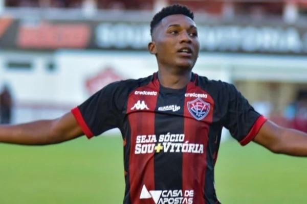 Eron com em ação pelo Vitória 