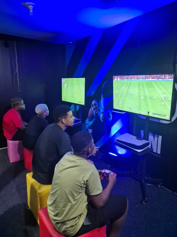 Galera curtindo a Arena Game, no Festival Virada Salvador por Moysés Suzart