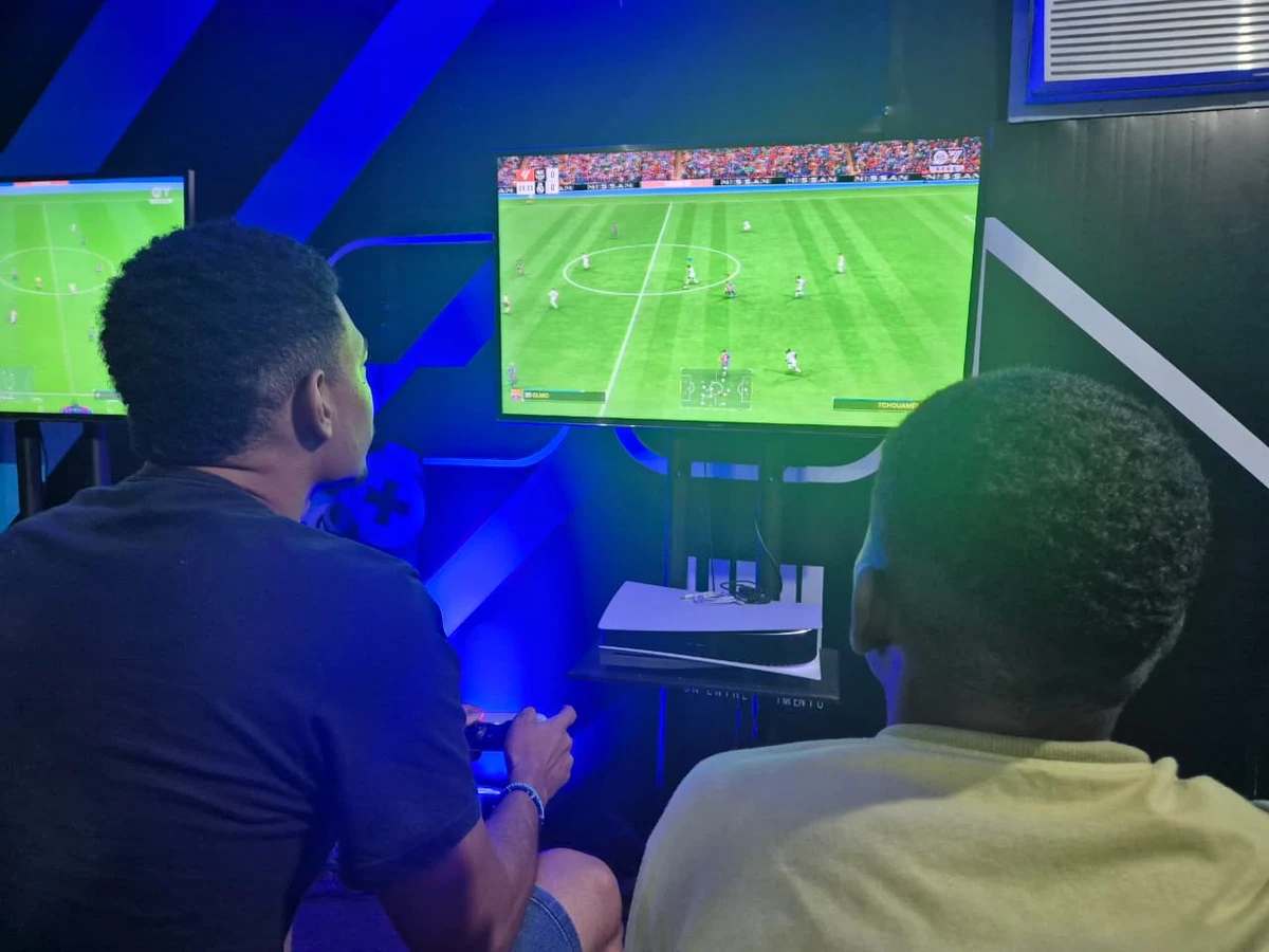 Galera curtindo a Arena Game, no Festival Virada Salvador por Moysés Suzart