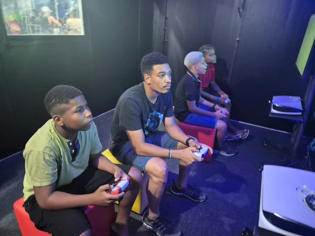 Galera curtindo a Arena Game, no Festival Virada Salvador por Moysés Suzart