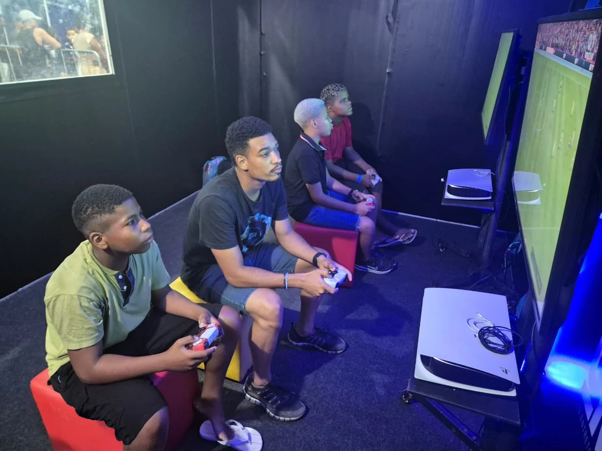 Galera curtindo a Arena Game, no Festival Virada Salvador por Moysés Suzart