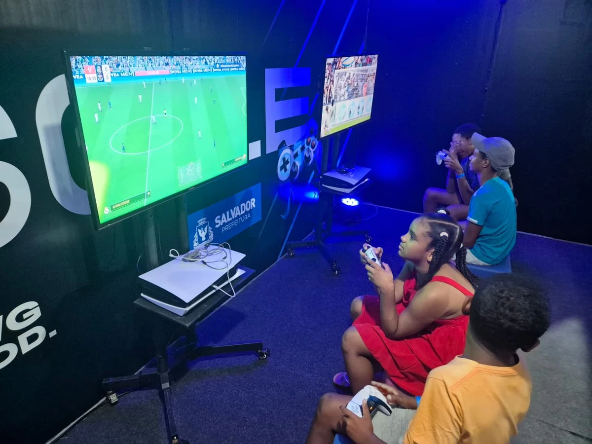 Galera curtindo a Arena Game, no Festival Virada Salvador por Moysés Suzart