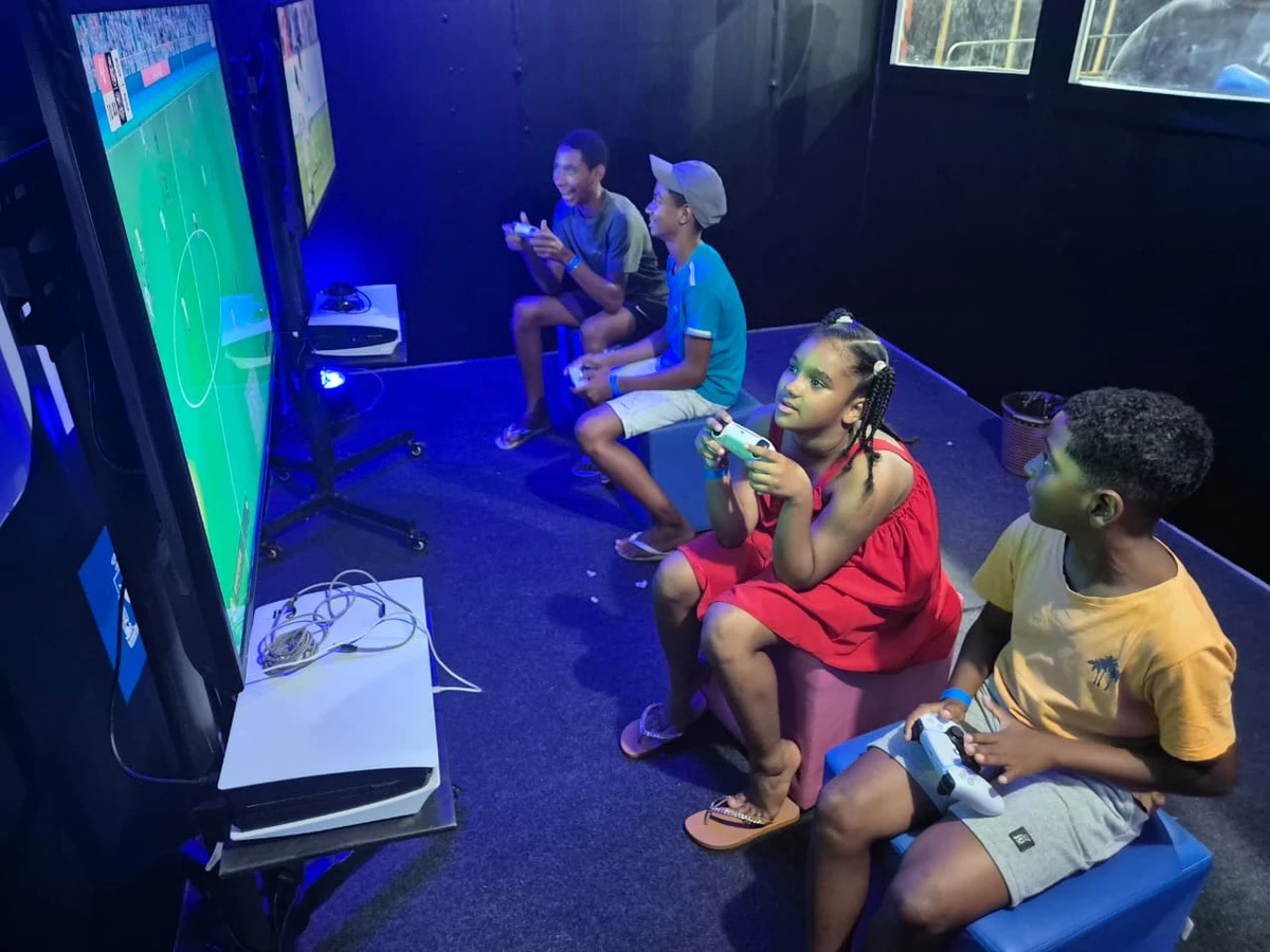 Galera curtindo a Arena Game, no Festival Virada Salvador por Moysés Suzart