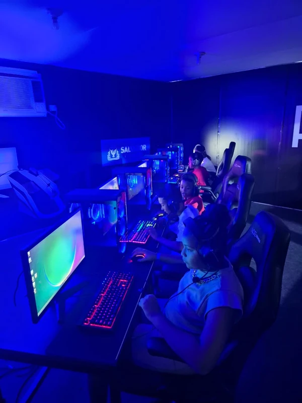 Galera curtindo a Arena Game, no Festival Virada Salvador por Moysés Suzart