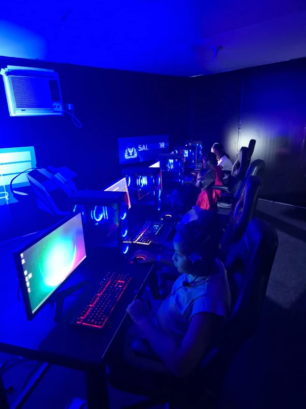 Galera curtindo a Arena Game, no Festival Virada Salvador por Moysés Suzart