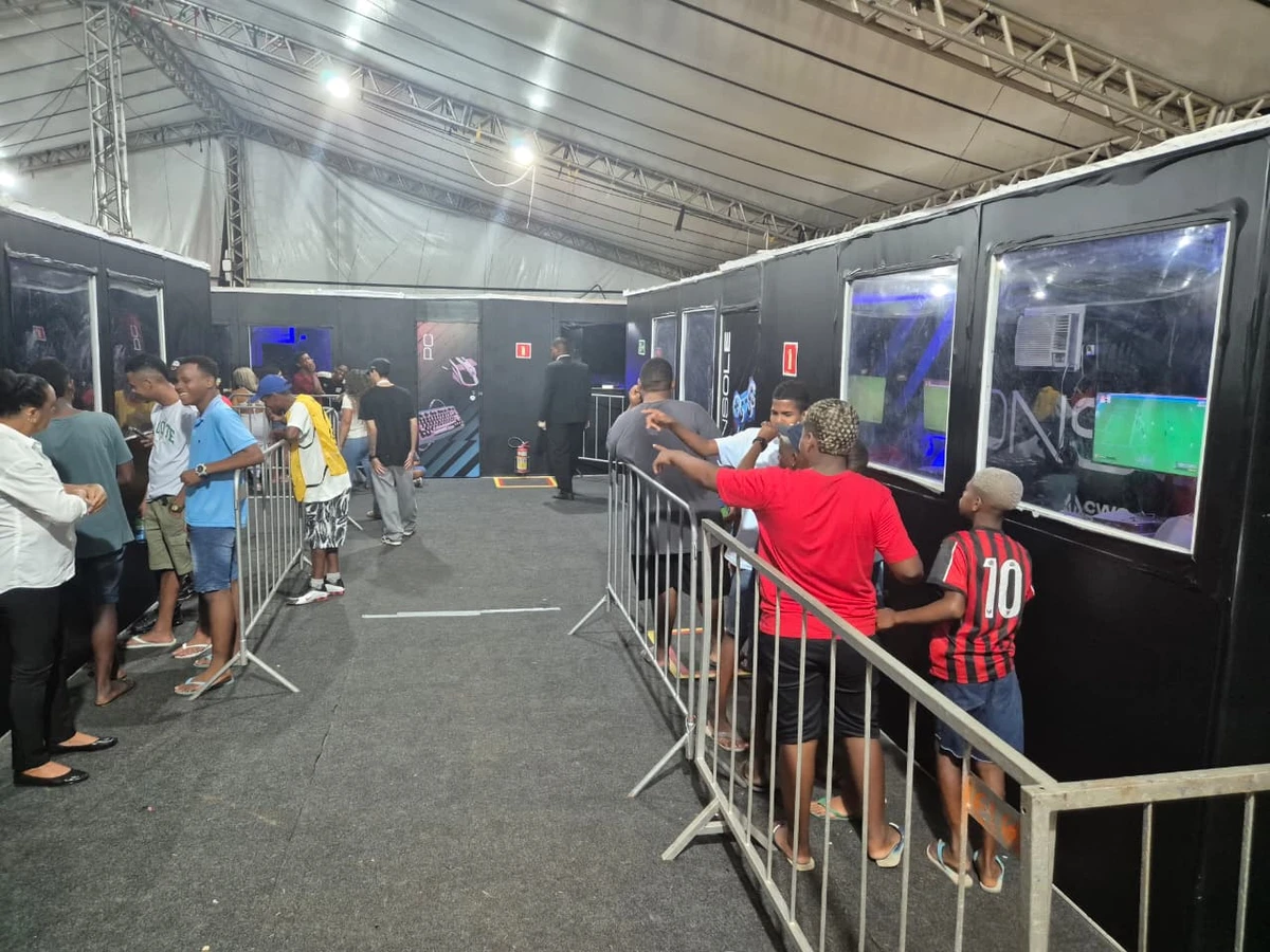 Galera curtindo a Arena Game, no Festival Virada Salvador por Moysés Suzart