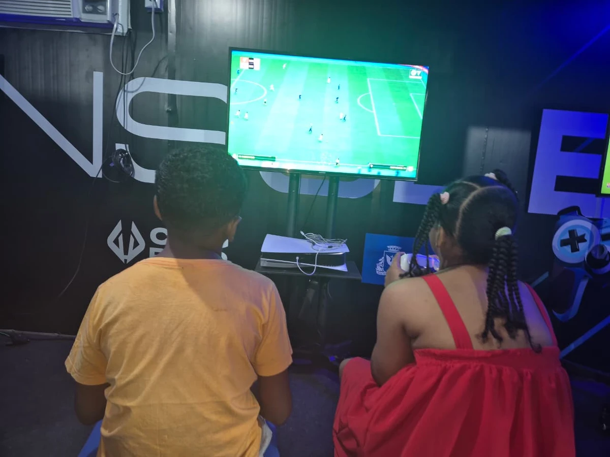 Galera curtindo a Arena Game, no Festival Virada Salvador por Moysés Suzart