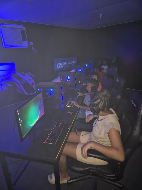 Galera curtindo a Arena Game, no Festival Virada Salvador por Moysés Suzart